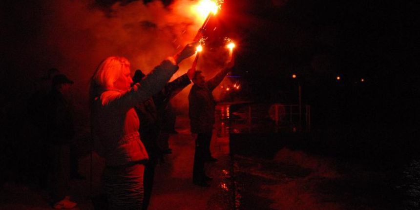 19.02.2014., Preko – U Preku na otoku Ugljanu organizirana je bakljada pod nazivom “Osvijetlimo otoke – jos nas ima”. Otocani protestiraju bakljadom protiv ukidanja malog ribolova i dr. Photo: Dino Stanin/PIXSELL 19.02.2014., Preko – U Preku na otoku Ugljanu organizirana je bakljada pod nazivom “Osvijetlimo otoke – jos nas ima”. Otocani protestiraju bakljadom protiv ukidanja malog ribolova i dr. Photo: Dino Stanin/PIXSELL
