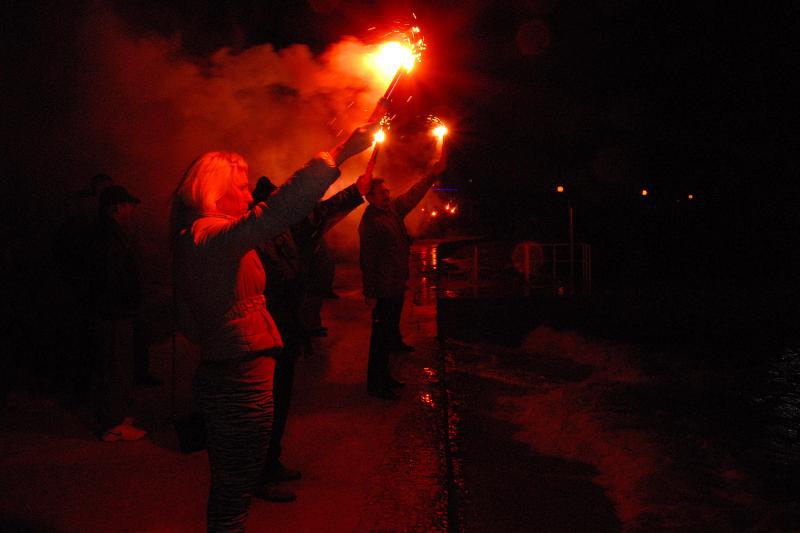 19.02.2014., Preko – U Preku na otoku Ugljanu organizirana je bakljada pod nazivom “Osvijetlimo otoke – jos nas ima”. Otocani protestiraju bakljadom protiv ukidanja malog ribolova i dr. Photo: Dino Stanin/PIXSELL 19.02.2014., Preko – U Preku na otoku Ugljanu organizirana je bakljada pod nazivom “Osvijetlimo otoke – jos nas ima”. Otocani protestiraju bakljadom protiv ukidanja malog ribolova i dr. Photo: Dino Stanin/PIXSELL