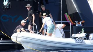 Članovi benda U2 David Howell Evans poznatiji kao The Edge i Adam Clayton odmaraju na Paklenim otocima u pauzi snimanja novog albuma