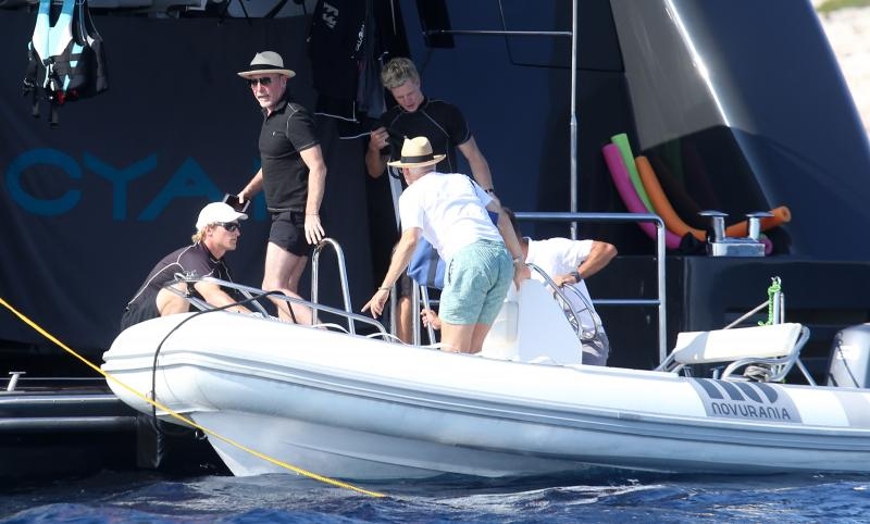 Članovi benda U2 David Howell Evans poznatiji kao The Edge i Adam Clayton odmaraju na Paklenim otocima u pauzi snimanja novog albuma