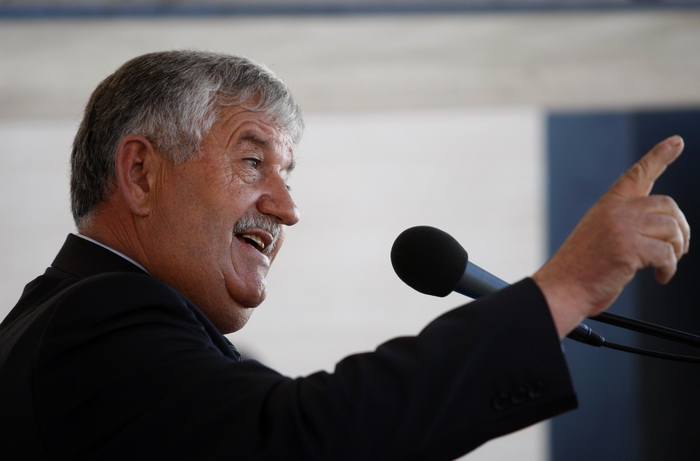 Skabrnja, 181111.
20. obljetnica stradanja Skabrnje. U Skabrnji je uz govore na trgu ispred crkve odrzano i polaganje vijenaca na groblju. Na slici Marko Miljanic zapovijednik Skabrnjskog bataljuna.
Foto: Jure Miskovic / CROPIX Skabrnja, 181111.
20. obljetnica stradanja Skabrnje. U Skabrnji je uz govore na trgu ispred crkve odrzano i polaganje vijenaca na groblju. Na slici Marko Miljanic zapovijednik Skabrnjskog bataljuna.
Foto: Jure Miskovic / CROPIX