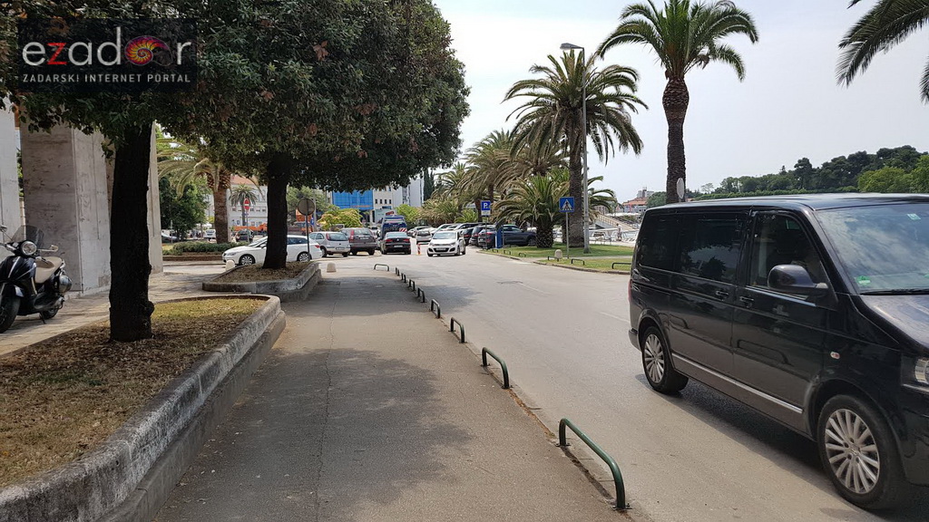 Asfaltiranje kolnika rekonstruiranog i proširenog križanja kod Veslačkog Asfaltiranje kolnika rekonstruiranog i proširenog križanja kod Veslačkog