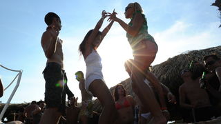 Novalja, 020710.
Temperature na termometrima su presle debelo iznad 30 stupnjeva Celzijevih a samim time su i plaze postale omiljena okupljalista. Plaza Zrce prepuna je kupaca na kojoj je svatko pronasao poneku zanimaciju.
Foto: Andrija Lucic / CROPIX Novalja, 020710.
Temperature na termometrima su presle debelo iznad 30 stupnjeva Celzijevih a samim time su i plaze postale omiljena okupljalista. Plaza Zrce prepuna je kupaca na kojoj je svatko pronasao poneku zanimaciju.
Foto: Andrija Lucic / CROPIX