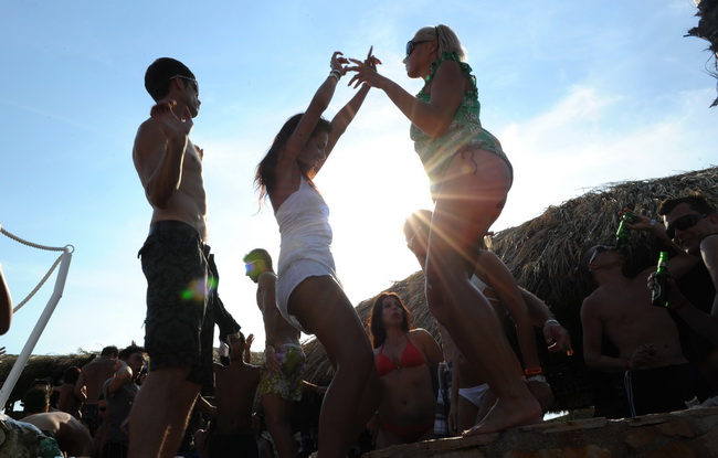 Novalja, 020710.
Temperature na termometrima su presle debelo iznad 30 stupnjeva Celzijevih a samim time su i plaze postale omiljena okupljalista. Plaza Zrce prepuna je kupaca na kojoj je svatko pronasao poneku zanimaciju.
Foto: Andrija Lucic / CROPIX Novalja, 020710.
Temperature na termometrima su presle debelo iznad 30 stupnjeva Celzijevih a samim time su i plaze postale omiljena okupljalista. Plaza Zrce prepuna je kupaca na kojoj je svatko pronasao poneku zanimaciju.
Foto: Andrija Lucic / CROPIX