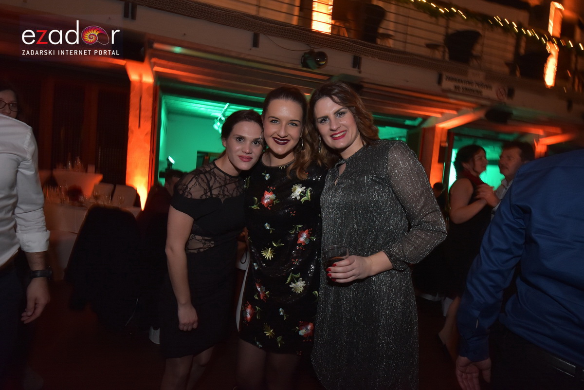 Tisuće Zadrana uživalo na krcatom Narodnom trgu i Tgu Petra Zoranića uz Tomislava Bralića i klapu Intrade Tisuće Zadrana uživalo na krcatom Narodnom trgu i Tgu Petra Zoranića uz Tomislava Bralića i klapu Intrade