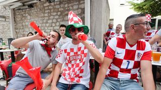 Navijači prate utakmicu Hrvatska – Engleska