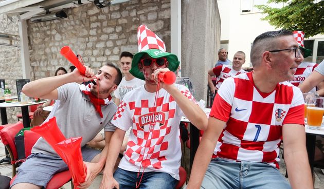 Navijači prate utakmicu Hrvatska – Engleska