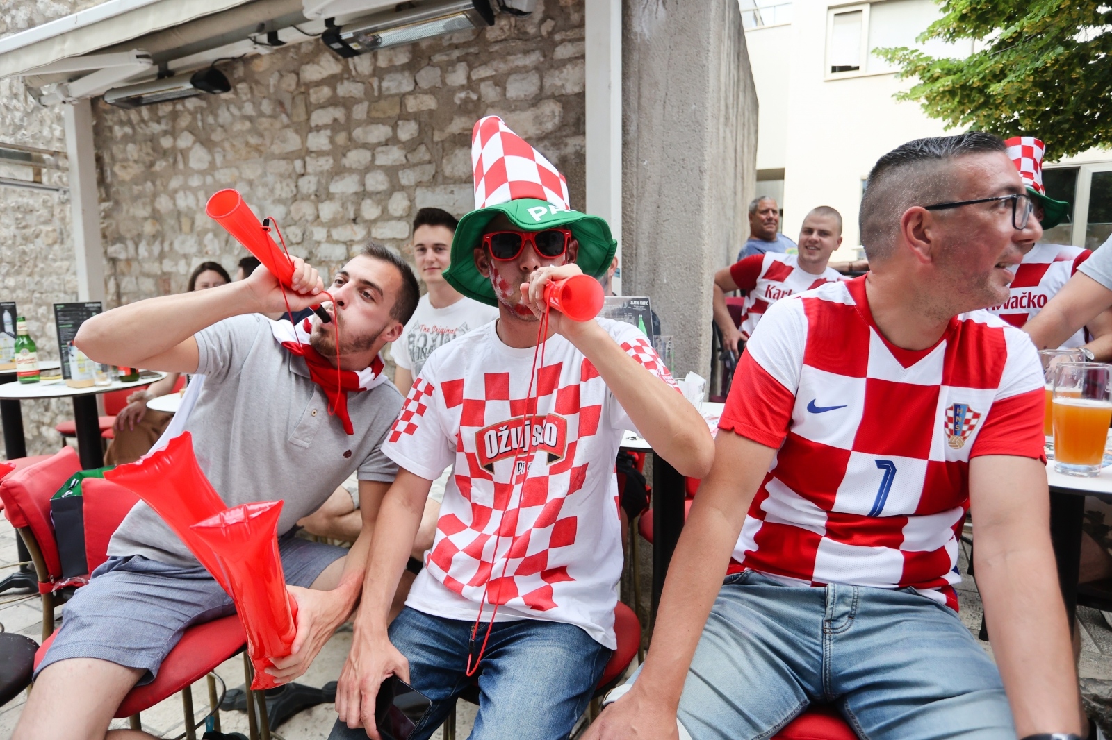 Navijači prate utakmicu Hrvatska – Engleska