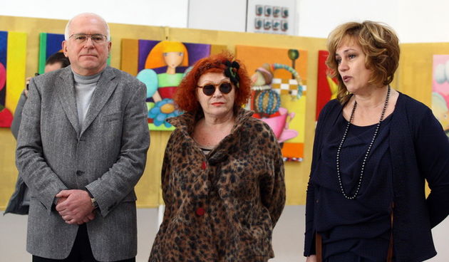 Zadar, 131210.
Otvaranje adventske izlozbe zadarske slikarice Silvijane Drazovic u Gradskoj lozi.
Na slici  gradonacelnik Zvonimir Vrancic, Silvijana Drazovic i ravnateljica Doma za djecu Tatjana Vukman.
Foto: Vladimir Ivanov / CROPIX