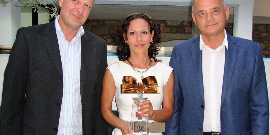 Tkonu priznanje za poseban doprinos kulturnom turizmu! Zlatna Statua Mastercard. Foto. Gordana Šarić Tkonu priznanje za poseban doprinos kulturnom turizmu! Zlatna Statua Mastercard. Foto. Gordana Šarić