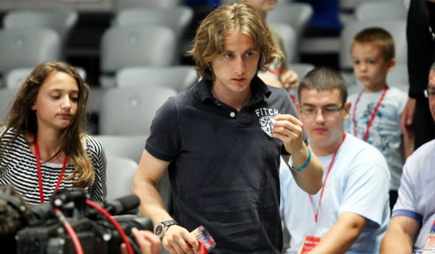 Zadar, 170609
Dvorana u Visnjiku.
Kvalifikacije za Europsko prvenstvo u rukometu koje ce se odrzati u Austriji 2010. 
Rukometna utakmica Hrvatska – Slovacka.
Na fotografiji: Luka Modric u publici.
Foto: Vladimir Ivanov / CROPIX