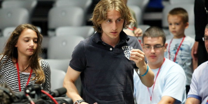 Zadar, 170609
Dvorana u Visnjiku.
Kvalifikacije za Europsko prvenstvo u rukometu koje ce se odrzati u Austriji 2010.
Rukometna utakmica Hrvatska – Slovacka.
Na fotografiji: Luka Modric u publici.
Foto: Vladimir Ivanov / CROPIX Zadar, 170609
Dvorana u Visnjiku.
Kvalifikacije za Europsko prvenstvo u rukometu koje ce se odrzati u Austriji 2010.
Rukometna utakmica Hrvatska – Slovacka.
Na fotografiji: Luka Modric u publici.
Foto: Vladimir Ivanov / CROPIX