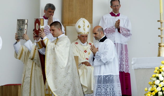 Zagreb, 050611. 
Hipodrom.
Posjet Pape Benedikta XVI. Hrvatskoj – Zagreb, 04. i 05. lipnja. Svecano euharistijsko slavlje povodom Nacionalnog dana obitelji.
Na slici: Papa Benedikt XVI. na euharistijskom slavlju na Hipodromu.
Foto: Goran Mehkek / CROPIX