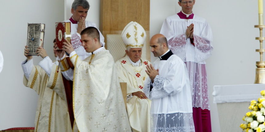 Zagreb, 050611. 
Hipodrom.
Posjet Pape Benedikta XVI. Hrvatskoj – Zagreb, 04. i 05. lipnja. Svecano euharistijsko slavlje povodom Nacionalnog dana obitelji.
Na slici: Papa Benedikt XVI. na euharistijskom slavlju na Hipodromu.
Foto: Goran Mehkek / CROPIX