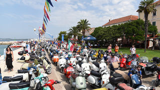 Spektakularni defile vespaša, foto: Vinko Pešić Spektakularni defile vespaša, foto: Vinko Pešić