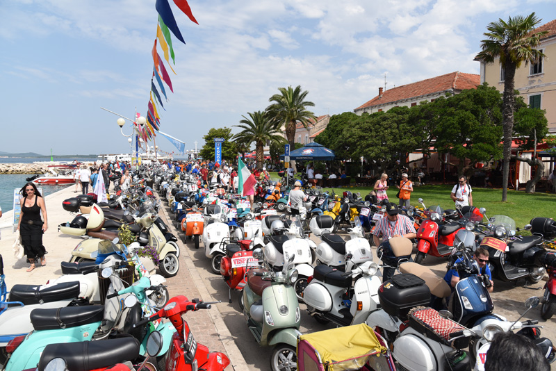 Spektakularni defile vespaša, foto: Vinko Pešić Spektakularni defile vespaša, foto: Vinko Pešić