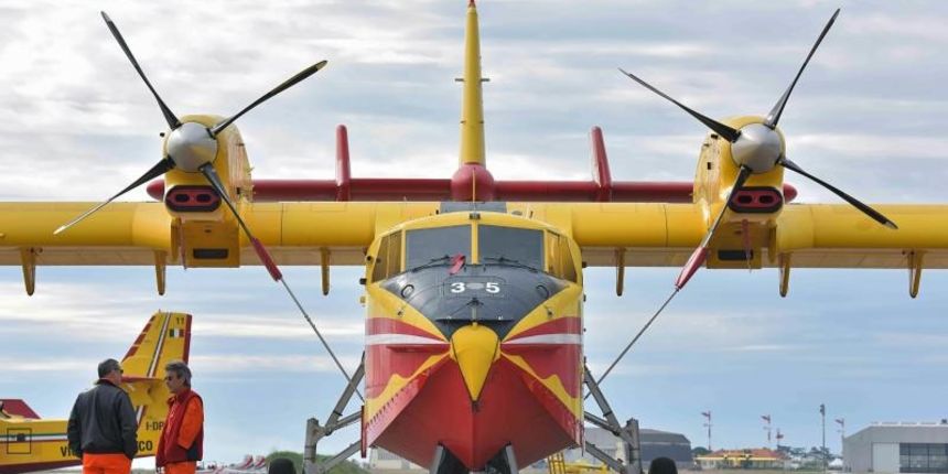 U sklopu Medjunarodne konferencije o gasenju pozara iz zraka (Aerial Firefighting Conference), u zrakoplovnoj bazi HRZ Zemunik odrzala se pokazna vjezba na kojoj su sudjelovali protupozarni avioni i helikopteri iz sastava 93. zrakoplovne baze u Zemuniku,