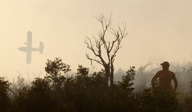 Otok Brac, Donji Humac, 150711.
Pozar na zapadnom djelu otoka Braca koji se jucer iz uvale Blaca na juznom djelu otoka prosirio u pozar koji je zahvatio vise od 2500 hektara borova, niskog raslinja i maslina.
Foto: Bozo Vukicevic / CROPIX