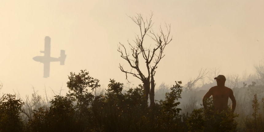 Otok Brac, Donji Humac, 150711.
Pozar na zapadnom djelu otoka Braca koji se jucer iz uvale Blaca na juznom djelu otoka prosirio u pozar koji je zahvatio vise od 2500 hektara borova, niskog raslinja i maslina.
Foto: Bozo Vukicevic / CROPIX