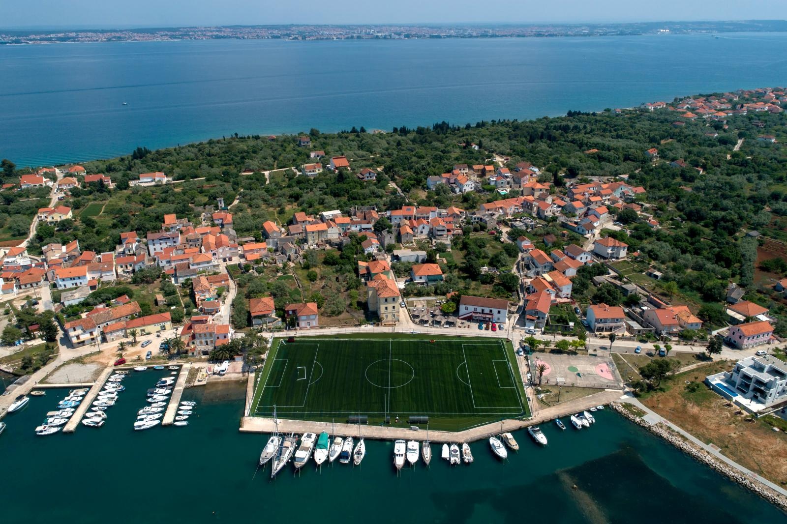 Nogometno igralište uz more u Sutomišćici jedno je od najljepših na svijetu