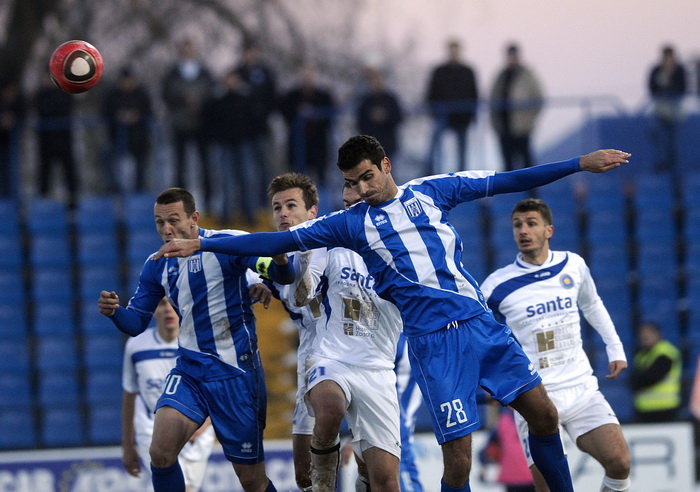 Karlovac, 271110.
Gradski stadion Karlovac
Nogometna utakmica 17. kola Prve HNL izmedju NK Karlovac i NK Zadar.
Na slici: igrac NK Karlovac Jurica Karabatic u skoku za loptu s ostalim igracima.
Foto: Sime Sokota / CROPIX Karlovac, 271110.
Gradski stadion Karlovac
Nogometna utakmica 17. kola Prve HNL izmedju NK Karlovac i NK Zadar.
Na slici: igrac NK Karlovac Jurica Karabatic u skoku za loptu s ostalim igracima.
Foto: Sime Sokota / CROPIX