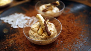 Pula, 281211.
U galeriji Makina otvorena je izlozba jestivih slastica povodom skorog otvorenja butika slastica “Skatulica by Stare Uzance” vlasnika Sandra Francula i Sanje Rakic Francula. Izlozene kolace posjetitelji su mogli kusati pa je sama izlozba nak