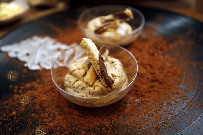 Pula, 281211.
U galeriji Makina otvorena je izlozba jestivih slastica povodom skorog otvorenja butika slastica “Skatulica by Stare Uzance” vlasnika Sandra Francula i Sanje Rakic Francula. Izlozene kolace posjetitelji su mogli kusati pa je sama izlozba nak