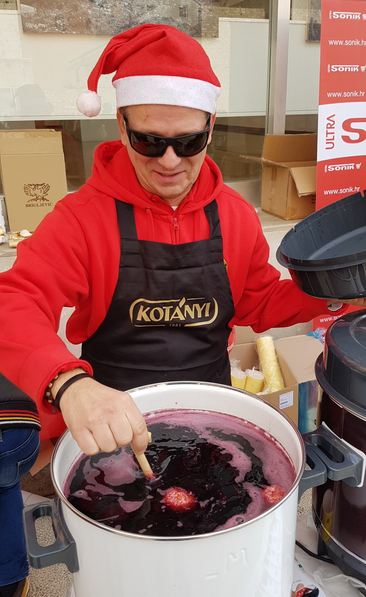 Turopoljsko srce srcu Zadra: Buševačke delicije i folklorni program na Forumu