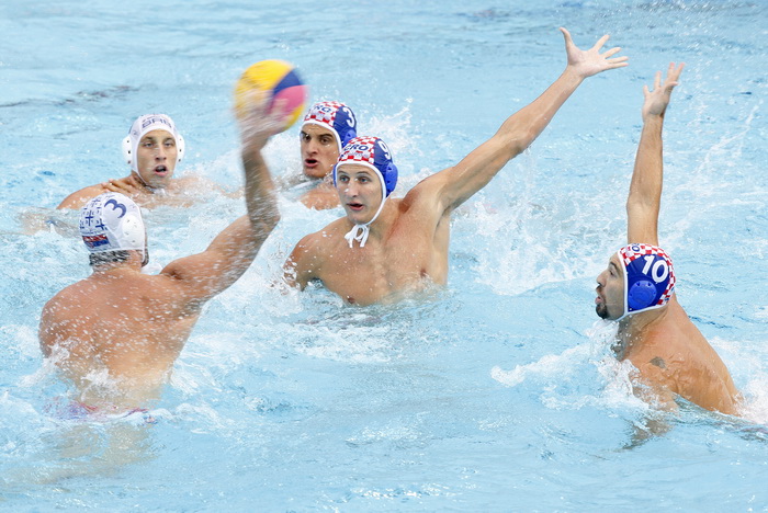 Zagreb, 090910.
Bazen Mladosti na Savi.
29. Europsko prvenstvo u vaterpolu,
Polufinalna utakmica Hrvatska -Srbija.
Na sliciBoskovic Miho, Sukno Sandro i Anto Buslje: u akciji.
Foto: Goran Mehkek / CROPIX