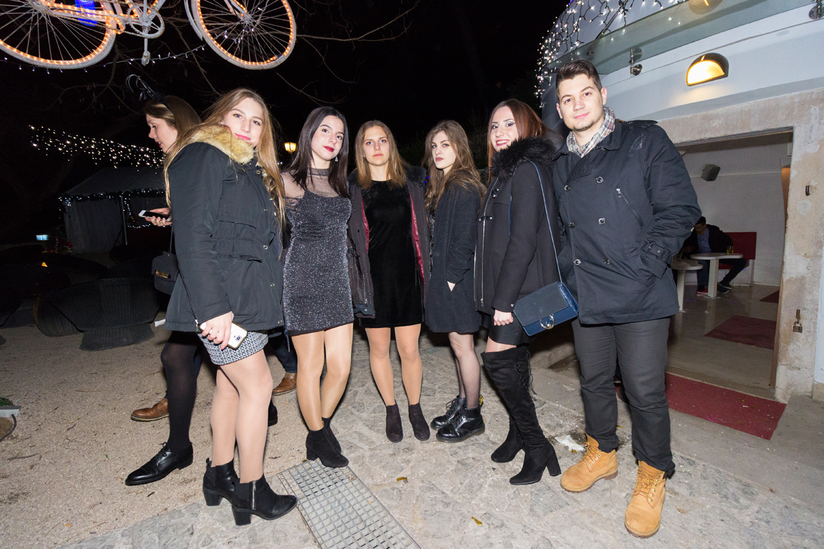 Doček 2017: Najluđa noć na zadarskom Poluotoku privukla više tisuća Zadrana i gostiju Doček 2017: Najluđa noć na zadarskom Poluotoku privukla više tisuća Zadrana i gostiju