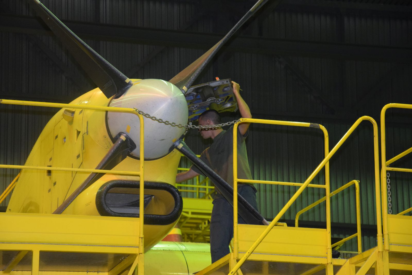 Tehničari cijelu noć pripremali avione za gašenje požara Tehničari cijelu noć pripremali avione za gašenje požara