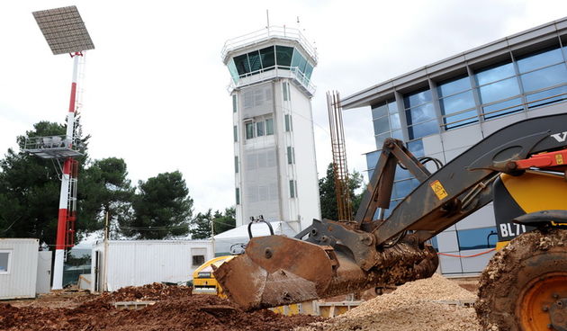 Zadar, 091210.
Radovi na prosirenju putnickih terminala  na zadarskom aerodromu u Zemuniku.Radovi ce biti gotovi do pocetka turisticke sezone.
Foto: Andrija Lucic / CROPIX