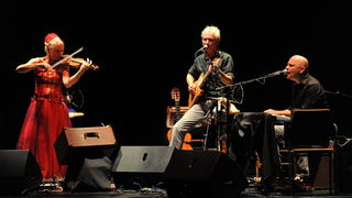 Zadar, 100513
Veceras je u Hrvatskom narodnom kazalistu nastupio Darko Rundek sa svojim bendom Cargo triom.
Foto: Luka Gerlanc / CROPIX Zadar, 100513
Veceras je u Hrvatskom narodnom kazalistu nastupio Darko Rundek sa svojim bendom Cargo triom.
Foto: Luka Gerlanc / CROPIX