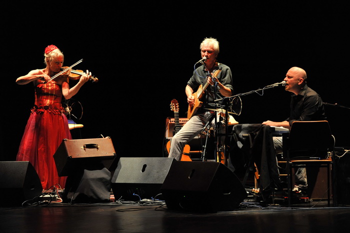 Zadar, 100513
Veceras je u Hrvatskom narodnom kazalistu nastupio Darko Rundek sa svojim bendom Cargo triom.
Foto: Luka Gerlanc / CROPIX Zadar, 100513
Veceras je u Hrvatskom narodnom kazalistu nastupio Darko Rundek sa svojim bendom Cargo triom.
Foto: Luka Gerlanc / CROPIX