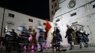 05.07.2013., Zadar – Na Trgu opatice Cike, ispred crkve svete Marije, gostovalo je Hrvatsko glazbeno drustvo sveta Cecilija iz Korcule. Izveli su tradicionalnu moresku, romanticni ples s macevima. Photo: Filip Brala/PIXSELL