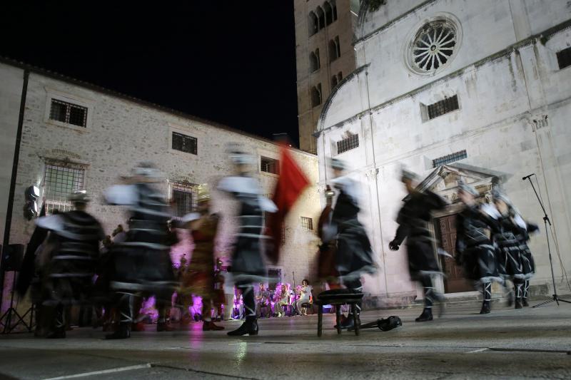 05.07.2013., Zadar – Na Trgu opatice Cike, ispred crkve svete Marije, gostovalo je Hrvatsko glazbeno drustvo sveta Cecilija iz Korcule. Izveli su tradicionalnu moresku, romanticni ples s macevima. Photo: Filip Brala/PIXSELL