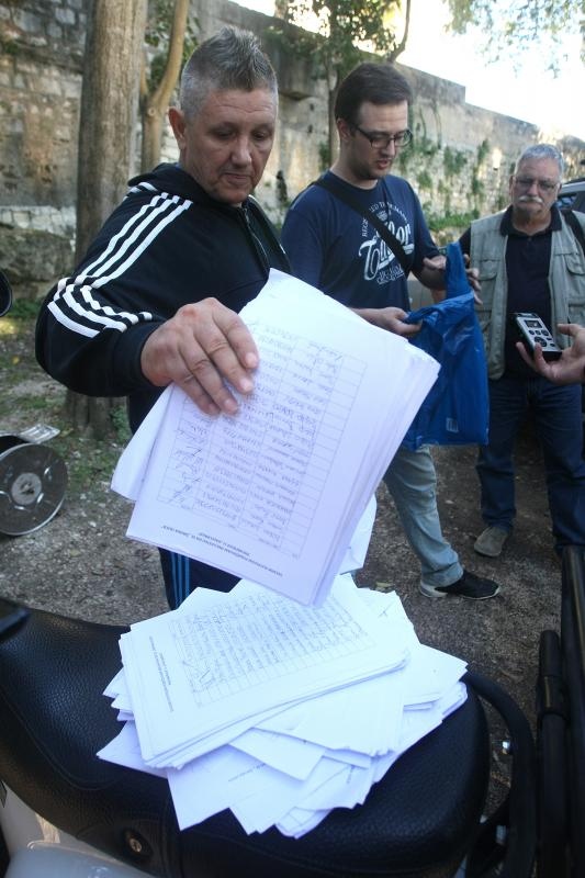 Zacetnici inicijative vracanja imena Kalelarga Sirokoj ulici spalili su sve prikupljene potpise gradjana nakon sto nisu naisli na razumijevanje gradskih vlasti. Photo: Dino Stanin/PIXSELL Zacetnici inicijative vracanja imena Kalelarga Sirokoj ulici spalili su sve prikupljene potpise gradjana nakon sto nisu naisli na razumijevanje gradskih vlasti. Photo: Dino Stanin/PIXSELL