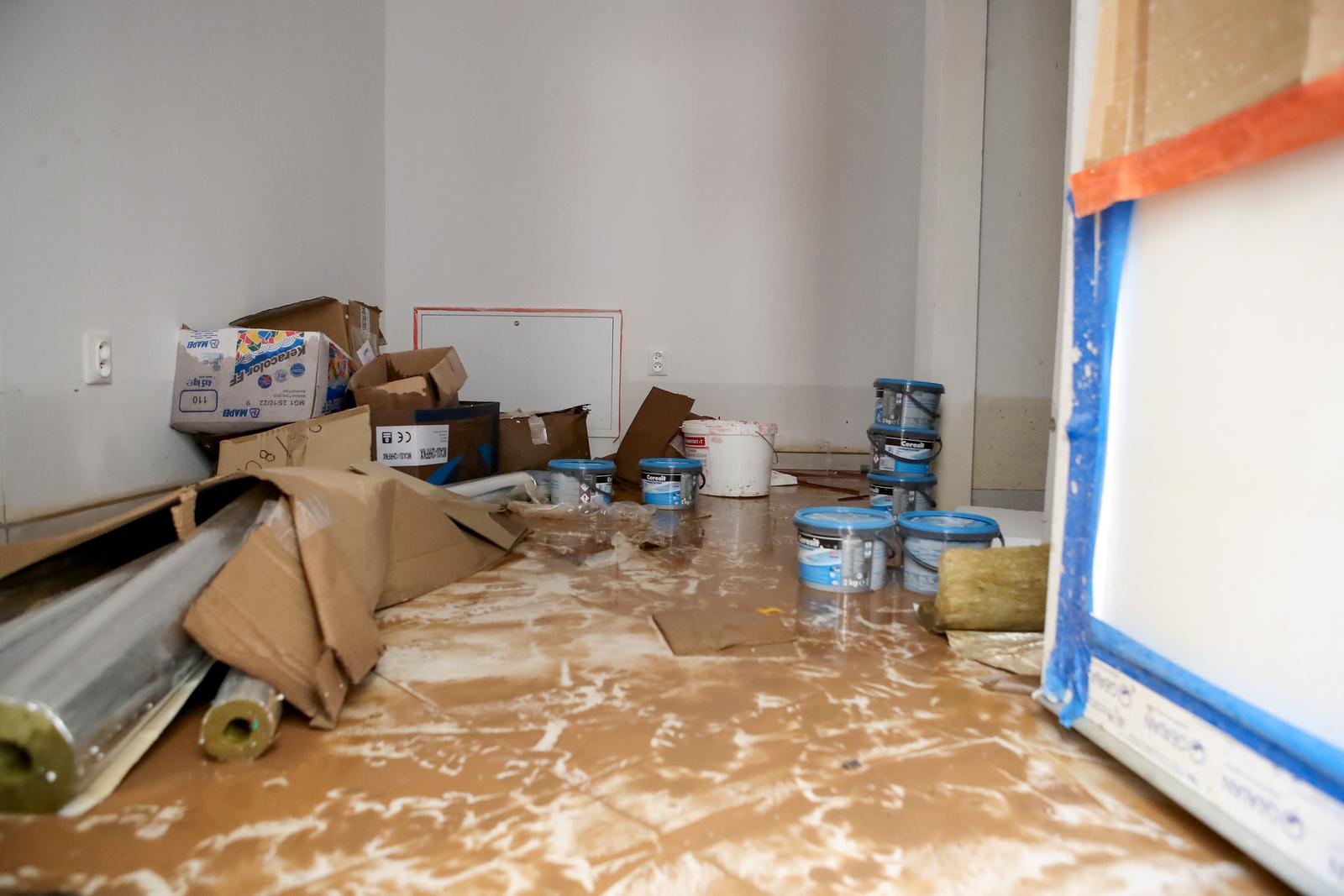 Obrovac: Poplava se polako povlači, stanovnici spašavaju stvari iz domova