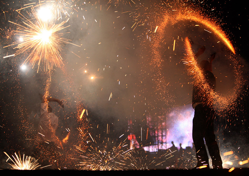 Slavonski Brod, 090509.
I druge veceri na Mega bikers susretima okupilo se oko 20 000 posjetitelja na plazi Poloj uz Savu. Zvjezde veceri bili su kultni britanski band Uriah Heep. Osim njih na susretima nastupili su Van Gogh, Opca opasnost, Hard time, tri Slavonski Brod, 090509.
I druge veceri na Mega bikers susretima okupilo se oko 20 000 posjetitelja na plazi Poloj uz Savu. Zvjezde veceri bili su kultni britanski band Uriah Heep. Osim njih na susretima nastupili su Van Gogh, Opca opasnost, Hard time, tri