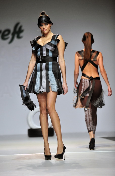 Zagreb, 241111.
Dreft Fashion Week revije pocele su u Hypo centru i prvi dan su svoje modele prezentirali: The Rodnik band, Petra i Maja Spoljar, Mara MiloglavMoretic, Aba Tomicic, Irina Balen Garland, Karim Bonet, Milena Rogulj.
Na slici: Petra i Maja S Zagreb, 241111.
Dreft Fashion Week revije pocele su u Hypo centru i prvi dan su svoje modele prezentirali: The Rodnik band, Petra i Maja Spoljar, Mara MiloglavMoretic, Aba Tomicic, Irina Balen Garland, Karim Bonet, Milena Rogulj.
Na slici: Petra i Maja S