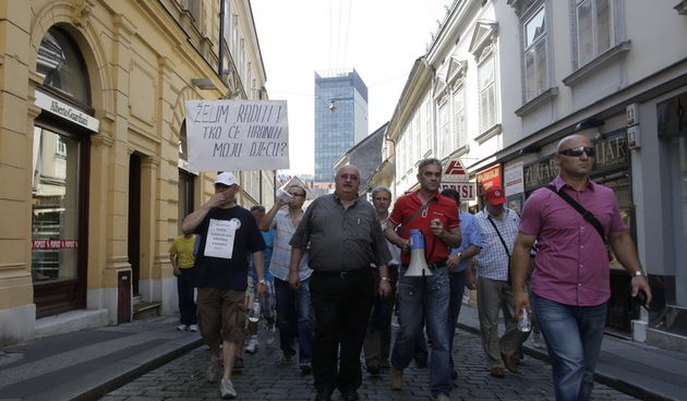 Zagreb, 190612.
Stozer za obranu Diokia organizirao je prosvjedni skup koji je krenuo sa Trga Bana Jelacica kroz Radicevu preme Markovom trgu i Vladi Republike Hrvatske. U Radicevoj ulici probili su prvu policijsku blokadu te prosli kroz Kamenita vrata gd