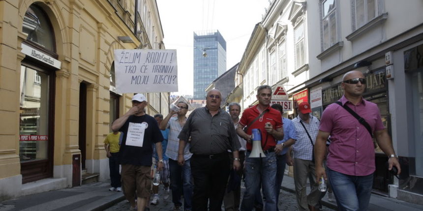 Zagreb, 190612.
Stozer za obranu Diokia organizirao je prosvjedni skup koji je krenuo sa Trga Bana Jelacica kroz Radicevu preme Markovom trgu i Vladi Republike Hrvatske. U Radicevoj ulici probili su prvu policijsku blokadu te prosli kroz Kamenita vrata gd