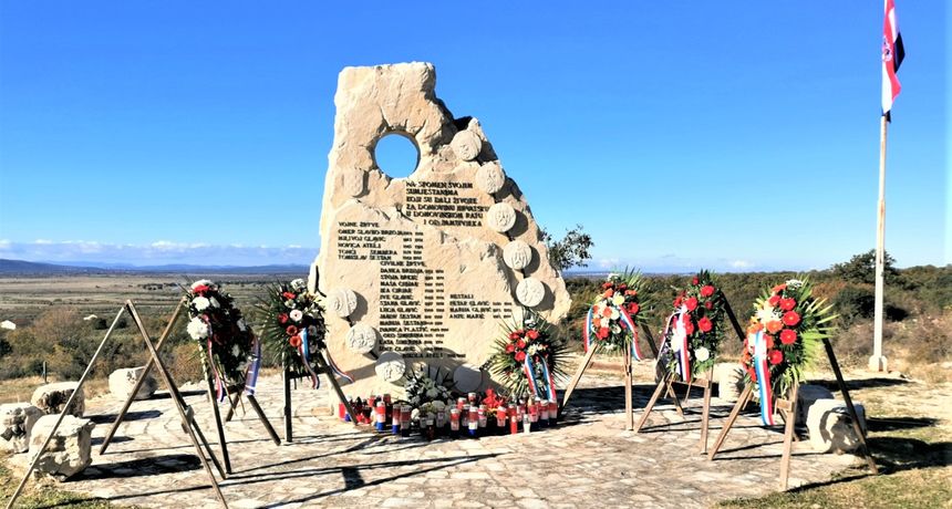 Nadin, spomenik Nadin, spomenik