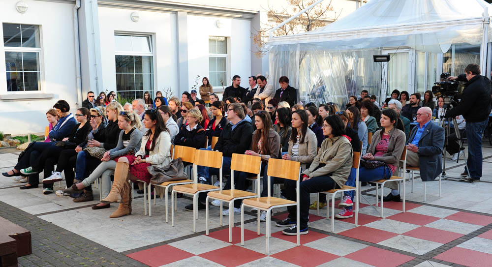Zadar, 28.03.2012. snimio: Nenad Marčev
Marijana Dokoza
Promocija knjige Naranyjin plač
Gradska knjižnica
Tekst iz knjige čitala Vanessa Radman Zadar, 28.03.2012. snimio: Nenad Marčev
Marijana Dokoza
Promocija knjige Naranyjin plač
Gradska knjižnica
Tekst iz knjige čitala Vanessa Radman