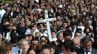 Povljana, 270410.
Vise tisuca Pazana i zitelja Zadarske i Licko – senjske zupanije okupilo se u Povljani na posljednjem ispracaju Martini Skodi (19), Anti Pogorilicu (21) i Marinu Orlicu (24) koji su tragicno izgubili zivot u prometnoj nesreci u nedjelju Povljana, 270410.
Vise tisuca Pazana i zitelja Zadarske i Licko – senjske zupanije okupilo se u Povljani na posljednjem ispracaju Martini Skodi (19), Anti Pogorilicu (21) i Marinu Orlicu (24) koji su tragicno izgubili zivot u prometnoj nesreci u nedjelju