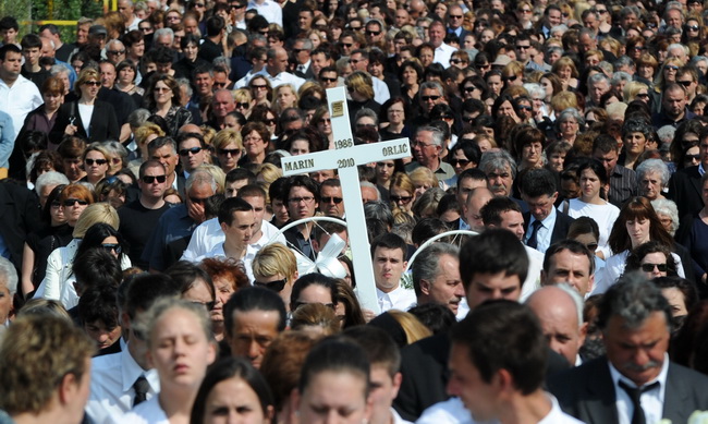 Povljana, 270410.
Vise tisuca Pazana i zitelja Zadarske i Licko – senjske zupanije okupilo se u Povljani na posljednjem ispracaju Martini Skodi (19), Anti Pogorilicu (21) i Marinu Orlicu (24) koji su tragicno izgubili zivot u prometnoj nesreci u nedjelju Povljana, 270410.
Vise tisuca Pazana i zitelja Zadarske i Licko – senjske zupanije okupilo se u Povljani na posljednjem ispracaju Martini Skodi (19), Anti Pogorilicu (21) i Marinu Orlicu (24) koji su tragicno izgubili zivot u prometnoj nesreci u nedjelju