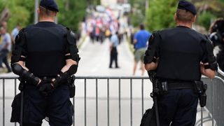 Srb: Uz Thompsonove pjesme prosvjednici ispred interventne policije protiv obljetnice Ustanka, Photo: Dino Stanin/PIXSELL