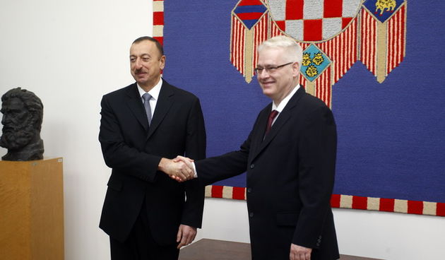 Zagreb, 110313.
Ured predsjednika.
Predsjednik RH Ivo Josipovic u svom uredu primio je u posjet predsjednika Azerbajdzana Ilhama Alijeva koji se nalazi u trodnevnom sluzbenom posjetu RH.
Na fotografiji: Ilham Alijev, Ivo Josipovic. 
Foto: Tomislav Kristo