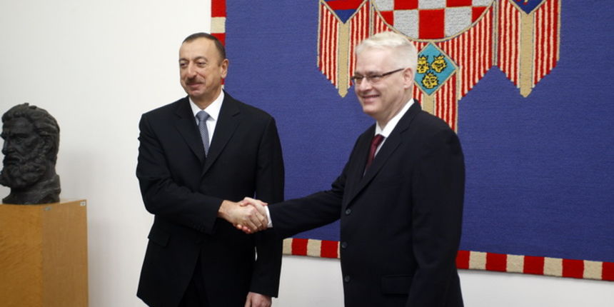 Zagreb, 110313.
Ured predsjednika.
Predsjednik RH Ivo Josipovic u svom uredu primio je u posjet predsjednika Azerbajdzana Ilhama Alijeva koji se nalazi u trodnevnom sluzbenom posjetu RH.
Na fotografiji: Ilham Alijev, Ivo Josipovic.
Foto: Tomislav Kristo Zagreb, 110313.
Ured predsjednika.
Predsjednik RH Ivo Josipovic u svom uredu primio je u posjet predsjednika Azerbajdzana Ilhama Alijeva koji se nalazi u trodnevnom sluzbenom posjetu RH.
Na fotografiji: Ilham Alijev, Ivo Josipovic.
Foto: Tomislav Kristo