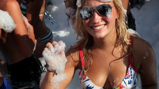 Novalja / Zrce, 260811.
Tematski blok: Pjena party u Aquariusu. Jedan od zastitnih znakova zrcanskog kluba Aquarius je pjena party. Svakodnevni je sastavni dio Aquariusovih After Beach Partyja. Taj jednostavan dogadjaj izuzetno veseli partijanere koji rad